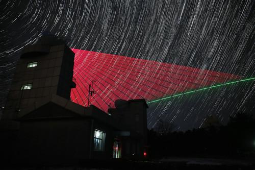 资料图片：2016年11月28日，在河北兴隆观测站，“墨子号”量子科学实验卫星过境，科研人员在做实验（合成照片）。新华社记者 金立旺 摄