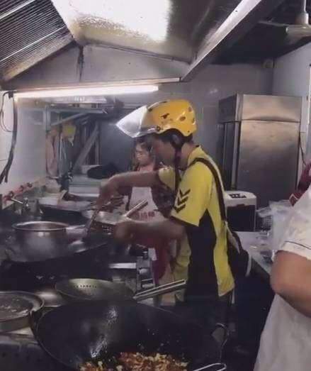 进后厨炒菜外卖小哥已离职？美团：小哥还没找到
