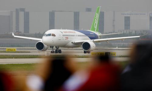 资料图片：中国首款国际主流水准的干线客机C919在上海浦东国际机场首飞成功（5月5日摄）。新华社记者 方喆 摄
