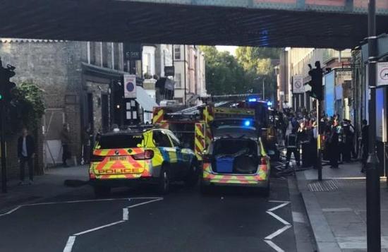 警察、救护车和伦敦交通局的工作人员已经赶往现场。
