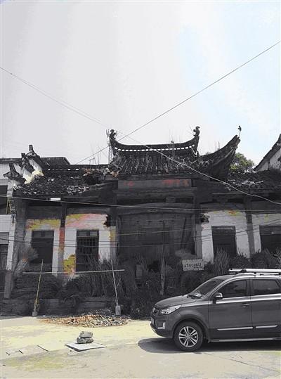 歙县坑口乡阳坑村四安村民组内的王氏宗祠,始于明清时期,徽派砖木结构,三进五开间,现中、后进全部倒塌,前进五凤楼后檐局部倒塌。当地文物局称王氏祠堂属于未列入保护名录的“田野文物”,是国有不可移动文物。