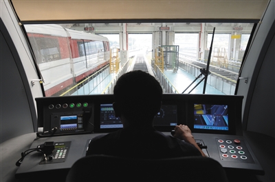 昨日，一名司机正驾驶S1线列车。北京首条中低速磁浮交通线路S1线进入试运行准备阶段，预计今年底试运行。新京报记者 吴江 摄