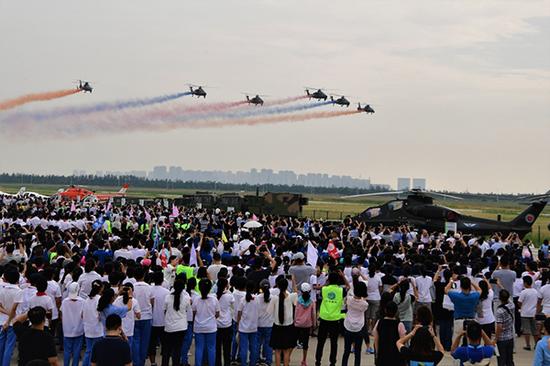  9月15日，天津市3000多名师生近距离观看陆军“风雷”飞行表演队特技表演。 本文图片 新华社