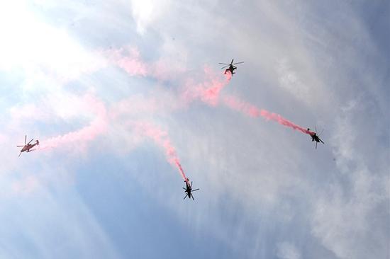  9月14日，陆军“风雷”飞行表演队直-10武装直升机在开幕式上进行四机空中开花飞行。