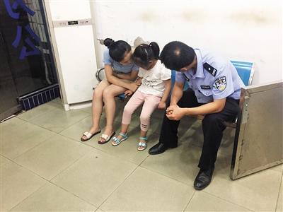 幼儿园老师带小女孩报警。 本报记者 甘侠义摄