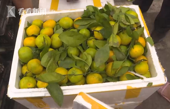 对水果箱里放冰水的做法，农贸市场市场管理方表示，确实有这种保鲜方式，批发水果的都知道这个规矩。