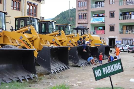  帕罗街头排列整齐的中国挖掘机 
