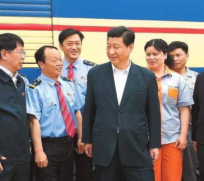 2014年5月10日，习近平总书记在郑州国际陆港详细了解中欧班列（郑州）的运营情况。本报记者杜小伟摄