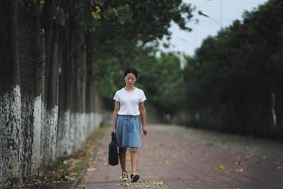  9月9日下午，南昌理工学院校园外，赵金凤走在回出租房的路上。图片来源：新京报 