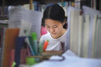 9月9日上午，南昌理工学院图书馆内，赵金凤正在看书。图片来源：新京报 