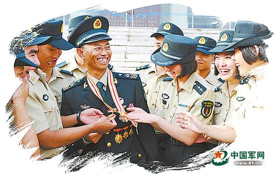 获得“八一勋章”归来,王忠心与战友一道分享声誉。李鸿林 摄