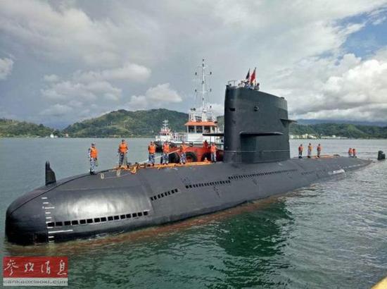 资料图片:访问马来西亚的中国海军潜艇。(美国《华尔街日报》网站)