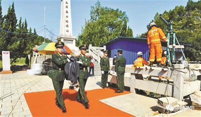 武警官兵将遗骸移送至遗骸判定处