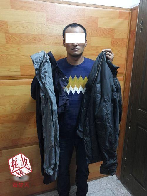 嫌疑男子留在现场的脏衣服