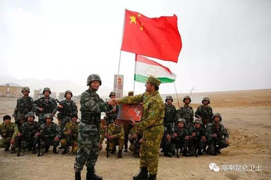 巡逻竣事后,双方武士围坐在一起共进午餐,交流军事技术、跳民族舞、赠予礼物等运动,增进了双方友谊和互信。