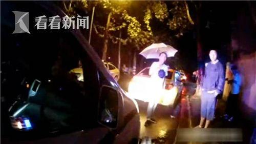 到场后,民警向双方询问情况,言语中发现,肇事女司机身上似乎有酒气。