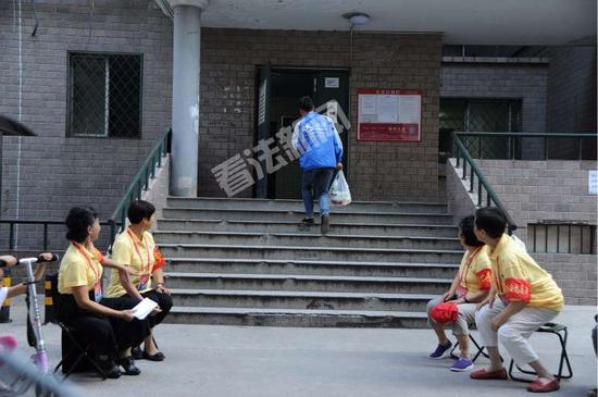 朝阳群众在薛蛮子嫖娼案子的楼门口监控。摄/法制晚报&middot;看法新闻记者林晖