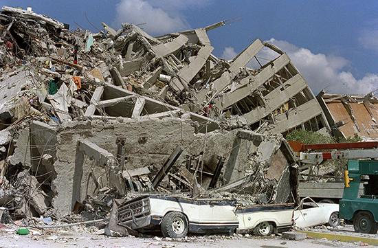 1985年9月19日地震后，墨西哥城一个受欢迎的商业和旅游区——“桑娜罗莎”，被夷为平地。 视觉中国 资料图