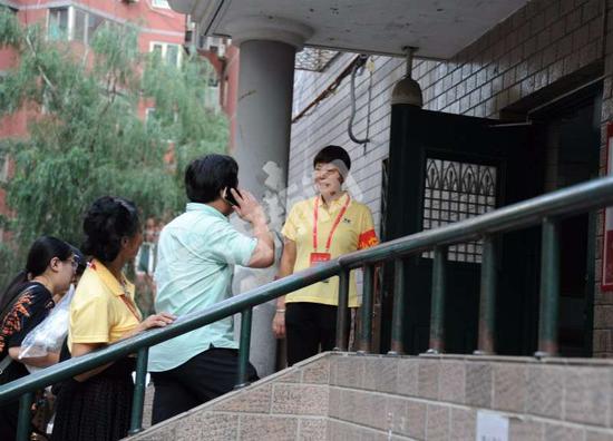朝阳群众在盘问进出小区的可疑生人。摄/法制晚报&middot;看法新闻记者林晖