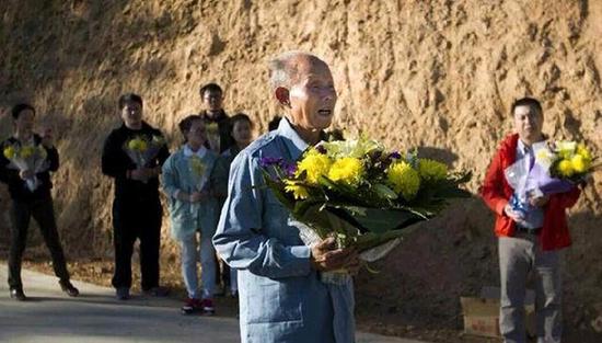 叶增炎老人。叶增炎是桐庐人，1943年家人遭日军杀害，写血书投军报仇。