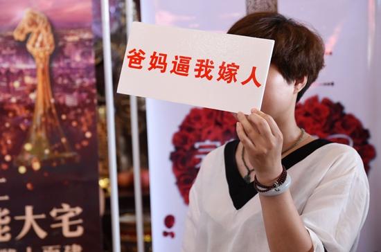 河北邯郸:“家长相亲会”火爆,父母为后代相亲忙。视觉中国供图