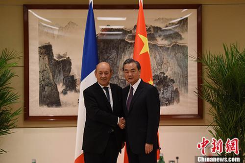 当地时间9月19日,中外洋交部长王毅(右)在纽约出席第72届联大时代会见法外洋交部长勒德里昂。中新社记者刁海洋摄