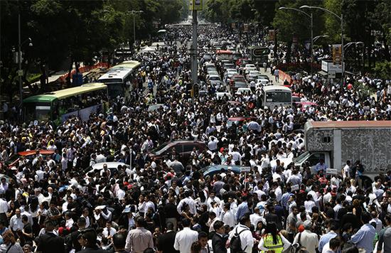 当地时间2017年9月19日，墨西哥首都墨西哥城，地震发生后，民众聚集在街道上。 东方IC 图