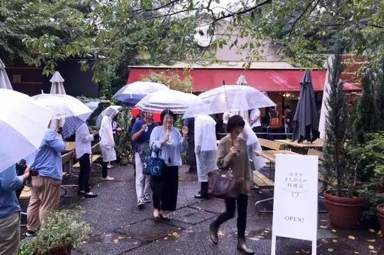 9月17日，东京，顾客用餐后从“会上错菜的餐厅”走出。