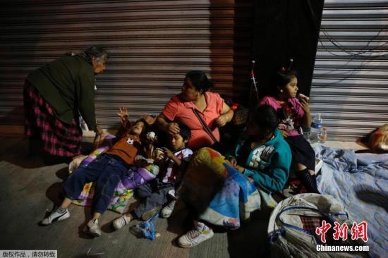 图为墨西哥发生强震后，当地民众在户外生活躲避灾害。