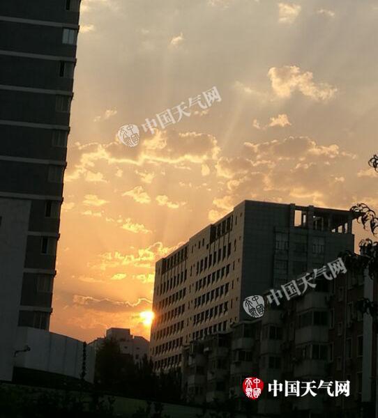 今晨,北京之天空再现粉色晚霞。(张辉 摄)