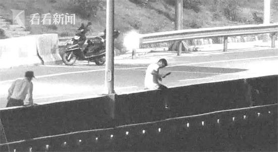 突然男子将刀扔到河里,又将身体转向外侧。
