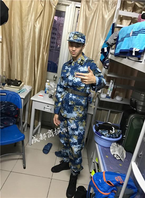 下里巴人?辞职开店一度闹离婚,今年在大学门口幸福合影