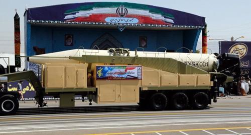  伊朗展示射程2千公里的弹道导弹