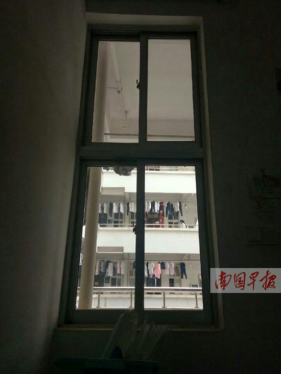 学生宿舍靠近走廊方向的窗户,窗帘已被拆除。