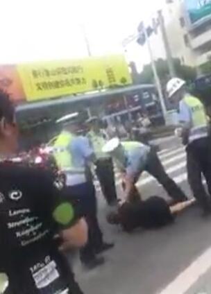 从视频中可以看到，在警察与抱娃妇女理论的时候，另一位妇女直接就近对一名警察动手，随后被高个子警察制服在地。