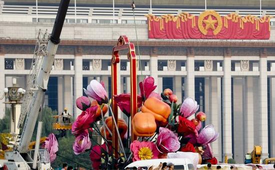 天安门广场中央大花篮变身花果篮。 视觉中国 图