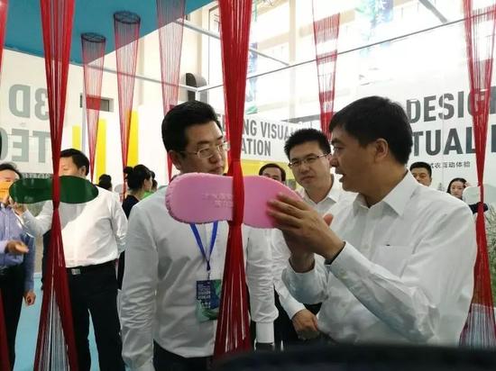 陈刚在白洋淀(雄安·容城)国际服装文化节展区举行调研。郭东摄