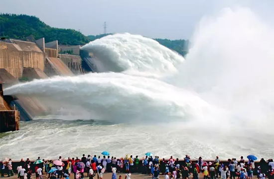 游客在河南省济源市观看黄河小浪底调水调沙（2015年7月5 日摄）苗秋闹摄