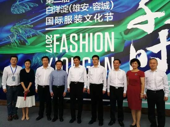 陈刚在白洋淀(雄安·容城)国际服装文化节展区举行调研。郭东摄