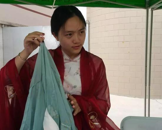 罗熙然先容汉服。李向波摄