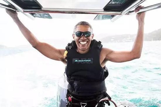 8年没冲过浪了的奥巴马这次卯足了劲，两天内就学会了风筝冲浪......