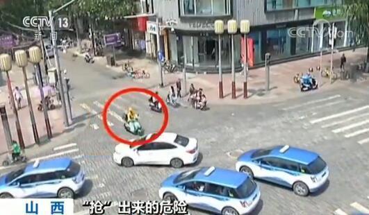 外卖小哥争分夺秒逆行闯红灯 送餐迟到一天白干