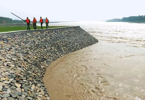 山东邹平县黄河防汛队员在黄河岸边巡视（2014年7月7日摄）董乃德摄