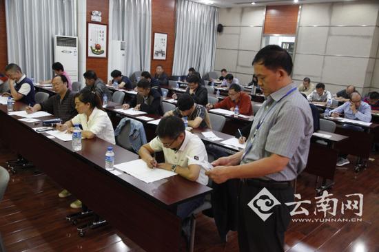 监考人审核参试职员身份信息。李进 摄