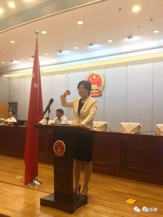 随后,熊九玲举行了庄重的宪法宣誓,就任市政府外事办主任。