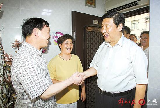 2007年8月2日，習(xí)近平在閘北區(qū)調(diào)研時走進(jìn)居民家中，關(guān)切地詢問他們的生活情況。
