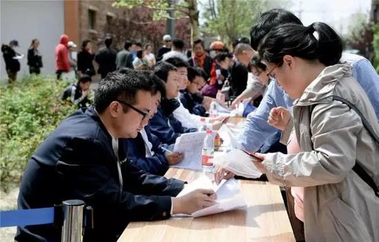 4月12日，工作人员在北京燕保·马泉营家园公租房项目登记处对市民提交的申请材料进行初步审核。北京燕保·马泉营家园、燕保·高米店家园两个公租房项目提供公租房房源400 套，其中30%面向具有稳定工作的非京籍无房家庭。图/新华