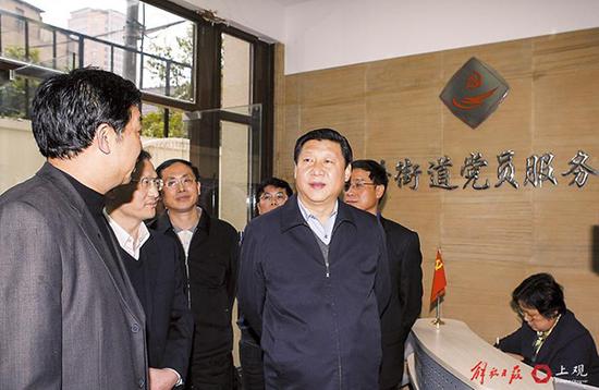 2007年4月17日，习近平在静安区调研。