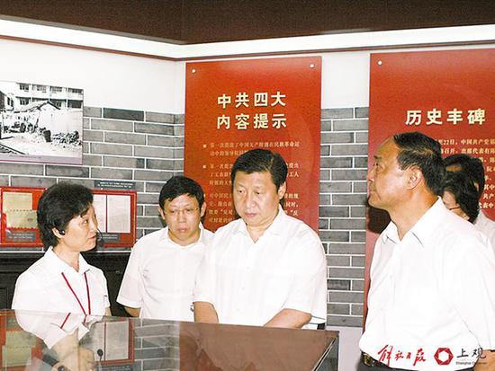 2007年7月12日，習(xí)近平在虹口區(qū)調(diào)研。
