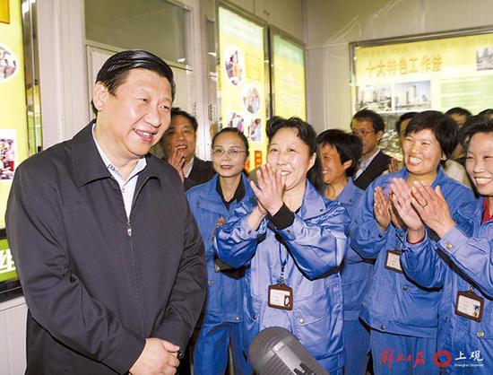 2007年5月1日，習(xí)近平看望普陀區(qū)宜川清掃班工人。
